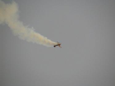 Kunstflug über den Wolfgangsee
Mit viel Rauch markiert der Kunstflieger seine geflogenen Figuren über den Wolfgangsee. Auf den unteren Foto sind knapp hinter dem Propeller links und rechts
Bild 1