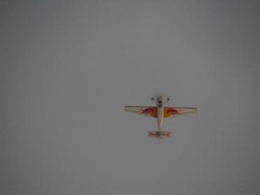 Kunstflug über den Wolfgangsee
Mit viel Rauch markiert der Kunstflieger seine geflogenen Figuren über den Wolfgangsee. Auf den unteren Foto sind knapp hinter dem Propeller links und rechts
Bild 2
