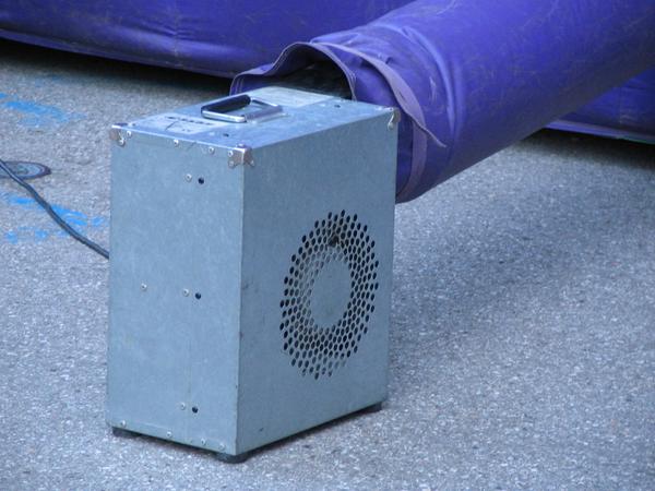 Pumpe zum aufblasen der Hüpfburg
Bläßt glatt eine ganze Hüpfburg auf und ist dabei viel leiser als der Mist, den man mir im Baumarkt angedreht hat und welches 10 Minuten für eine lächerliche Luftmatratze braucht.