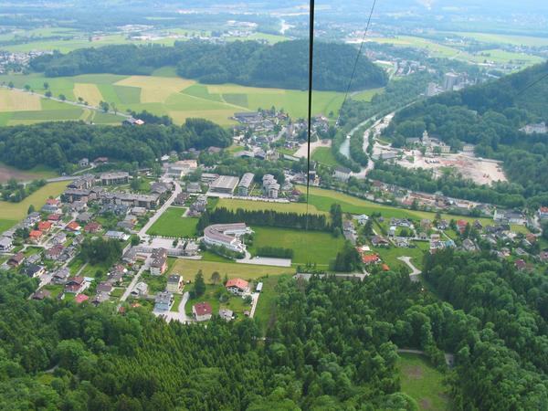 Luftaufnahme Gartenau bei Salzburg
Aus der Gondel der Untersbergbahn Gartenau St.Leonhard von oben. Hinten rechts das Loibe Werk. Das große Gebäude in der Mitte ist der Firmensitz der Skidata.