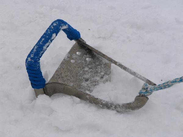 Schneeanker für 6 Hunde
Dieser Anker kann bis zu 6 Hunde stopen. Er dreht sich immer so, daß die Ankerpflüge nach unten kommen und sich so in dem Schnee festfressen.