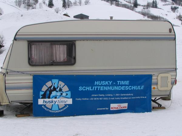 Schlittenhundeschule
Unser Ausflug mit dem Hundeschlitten ist zu Ende, der Musher hat seine Hunde wieder im Pick Up verstaut und sich in seinen Wohnwagen zurück gezogen.