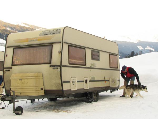 Wohnwagen mit 6 Hunden
Dieser Dethleffs Globetrotter wurde auf der linken Seite mit 4 und auf der rechten Seite im Bereich hinter dem Eingang mit 2 Hundetransportboxen ausgestattet.