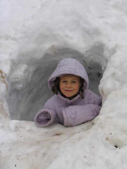 Snow cave build
Experience for Yourself  the dangerousness of an avalanche: Make a snow cave. At the surface only loose snow, but more and more hard snow in the depth.