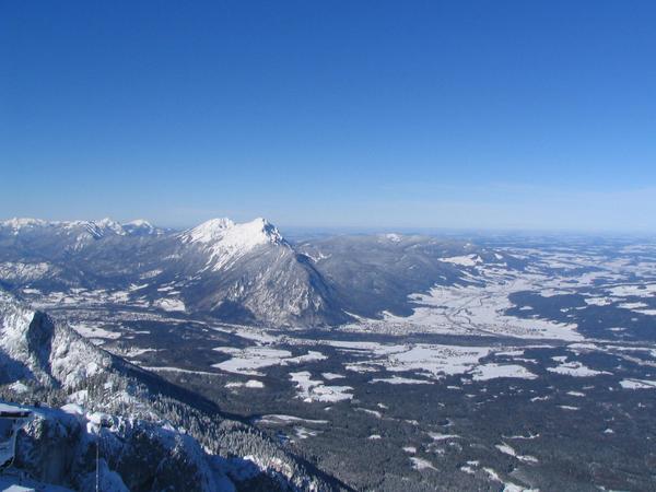 Bad Reichenhall - hoher Staufen
Vom Untersberg aus gesehen von links nach rechts: Bad Reichenhall, hoher Staufen, Teisenberg und das flachere Voralpenland.