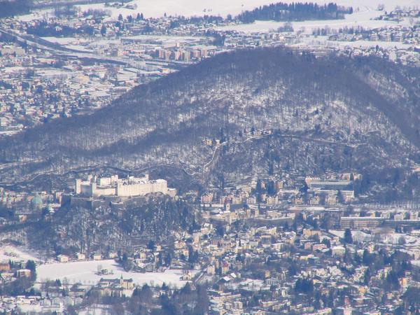 Festung - Nonntal - Kapuzinerberg
Nein, es ist keine Luftaufnahme, sondern vom Gipfelkreuz direkt oberhalb der Bergstation von der Untersbergbahn aufgenommen.