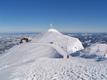 Untersberg Gipfelkreuz und Seilbahn
Von der Bergstation der Untersbergbahn gehen die Skifahrer noch einige hundert Meter, bevor die lange Abfahrt nach Fürstenbrunn beginnt. Mit dem Pendelbus zurück.