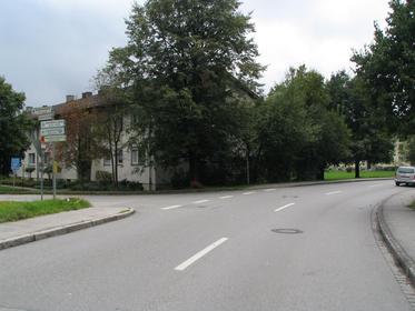 zum Elektroroller Händler nahe Salzburg
Hier links Abbiegen. Auf dem Wegweiser ist “Roller Motorrad Deinlein“ schon angeschrieben. Dem Verlauf der Nebengasse folgend nach rechts abbiegen.
Bild 2