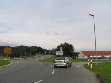 zum Motorroller Händler nahe Salzburg
Weiter zur Probefahrt mit dem Elektroroller. Den Kreisverkehr an der dritten Ausfahrt Richtung Gewerbegebiet Piding verlassen.
Bild 2