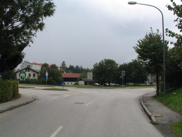 zum Elektroscooter Händler nahe Salzburg
Der Straße folgend vorbei an den links gelegenen Tennisplätzen. An dieser Möglichkeit zum links Abbiegen noch vorbei fahren, aber schon mal zum links Abbiegen vorbereiten.