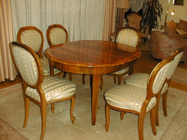 Esstisch von Wiener Werkstätte um 1830
Beine Nußholz auf Kirsch furniert, Tischplatte oval 124 x 104 cm ausziehbar, mit 2 Einlegenborden à 47 cm, daher verlängerbar bis 218 cm, Gutachten vorhanden. VB 4400,--EUR