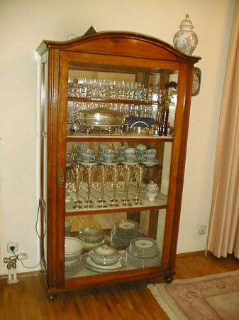 Antiquität: Biedermeier Glasvitrine
Kirschholz, Rückseite verspiegelt, 3 Ebenen, Kirsch, tapeziert, oberste Ebene mit Gläseraufsatz, Fries Kirsch, Gutachten vorhanden, ca. 1835 1  Stück 4900,--EUR