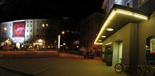 Il Sole liegt gegenüber dem ehemaligen Stadtkino
Gleich über die Straße rechts vom Eingang Mönschsbergaufzug.